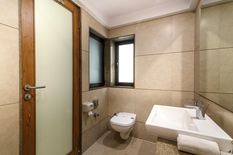 Bathroom 4, Budget Inn Bellevue, Surat