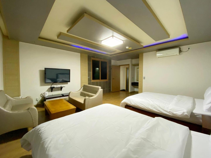bedroom 13