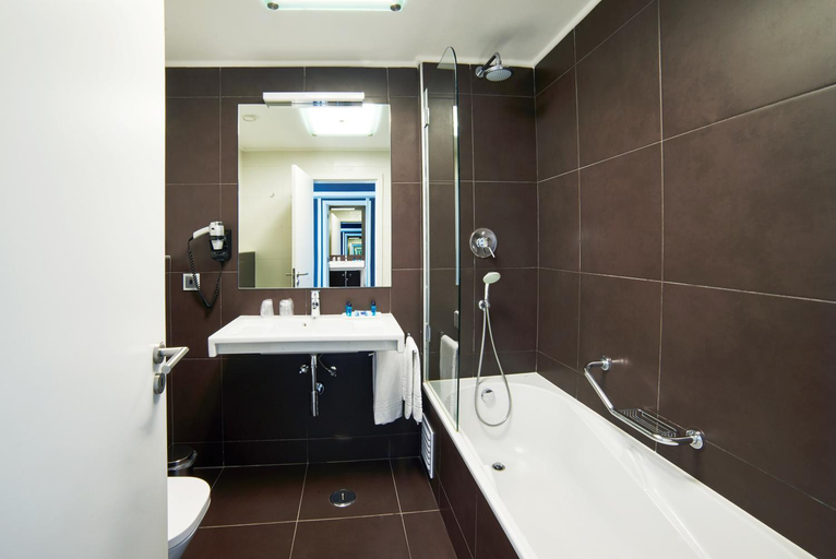 Bathroom 5, RR Alvor Baía Resort, Portimão