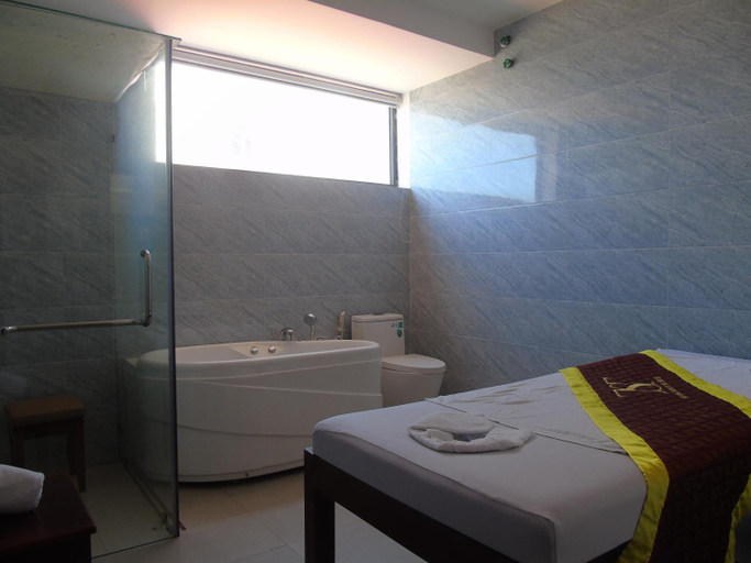 Bathroom 5, 7. Seven Sea Hotel , Da Nang