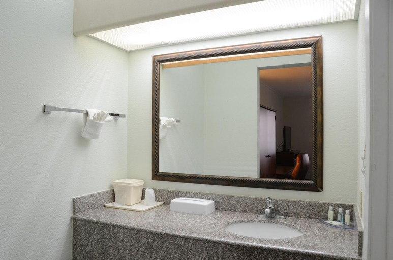 Bathroom 4, Quality Inn & Suites Covington, Tipton