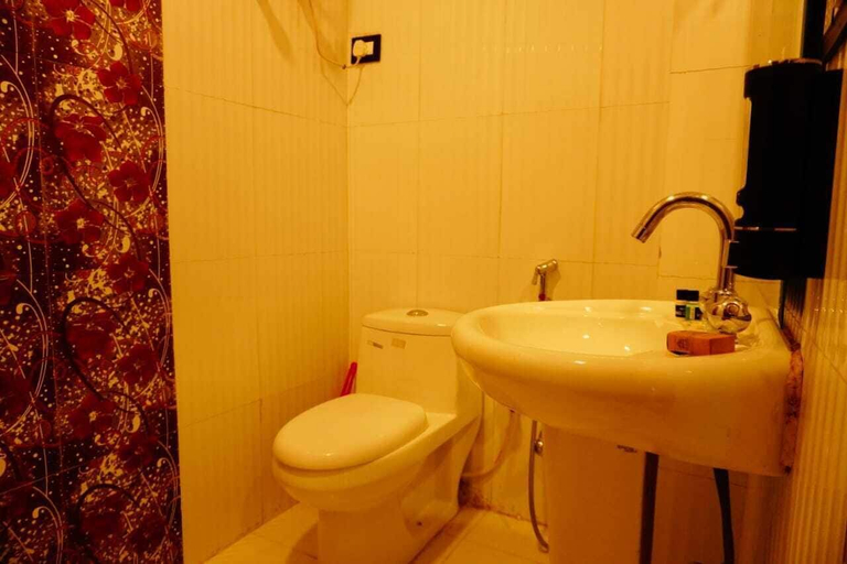 Bathroom 4, Hotel Grand Hill, Kangra