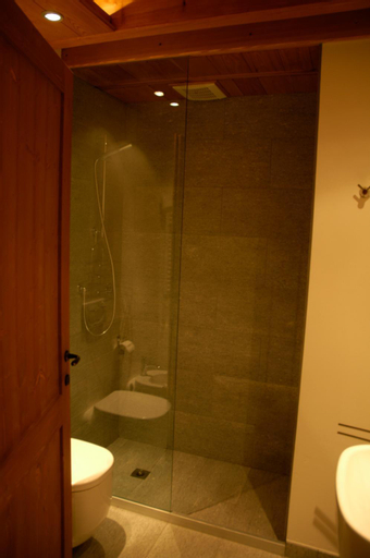 Bathroom 16