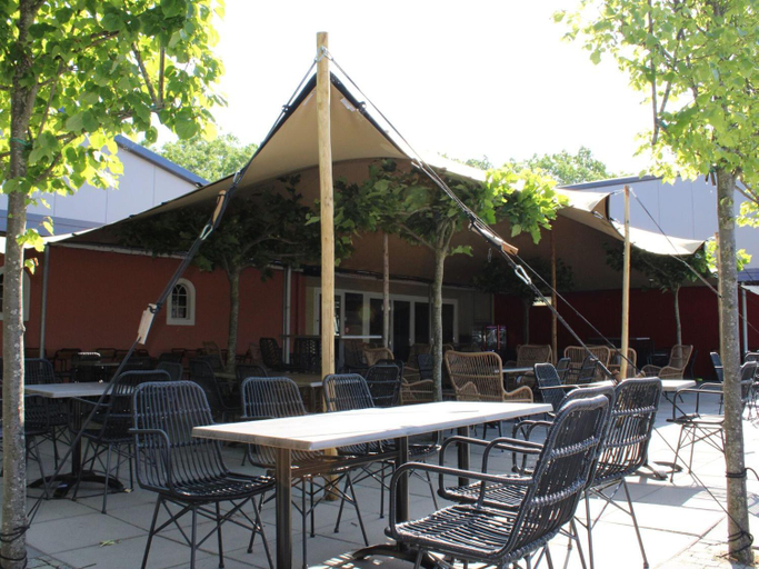 Food & Drinks 4, Chalet with Pond View in Gelderland, Angerlo