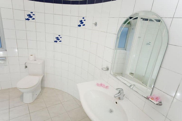 Bathroom 4, Gold Beach Resort, Black River