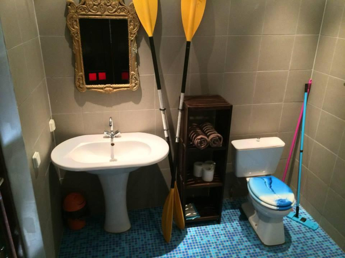 Bathroom 3, Fare Tokoau
