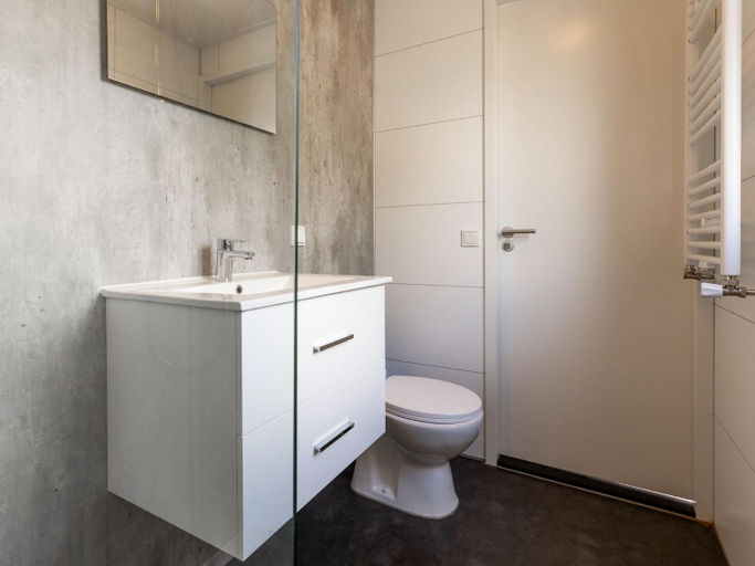 Bathroom 3, Chalet with Pond View in Gelderland, Angerlo