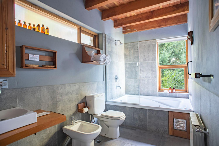 Bathroom 10
