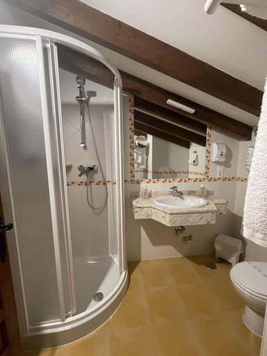 Bathroom 4, Posada Araceli, Cantabria