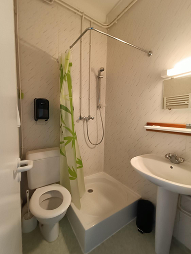 Bathroom, Hostellerie du Chateau Bellenaves, Allier