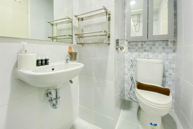 Bathroom 3, Serene Stay Studio Tokyo Riverside PIK 2 Apartment By Travelio, Tangerang