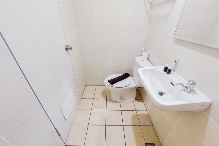 Bathroom 5, Modern Look Studio Apartment at M-Town Residence By Travelio, Tangerang