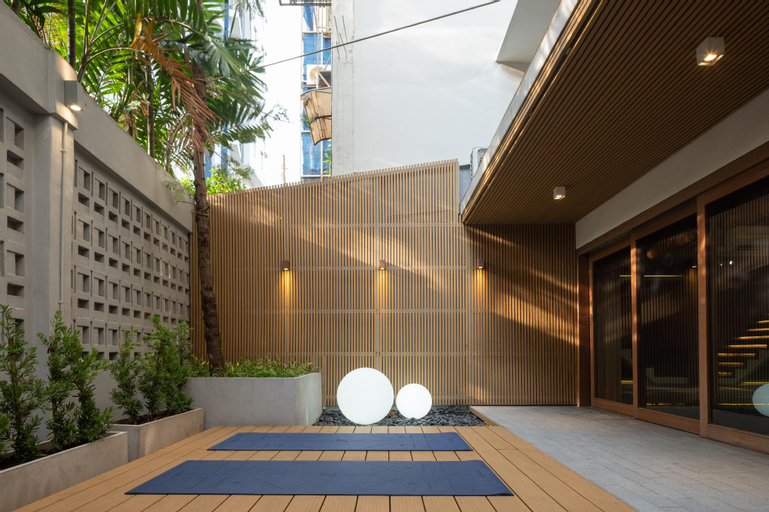 Exterior & Views 16