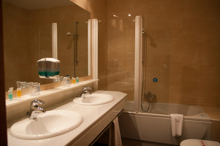 Bathroom 4, Hotel Prado Real, Madrid