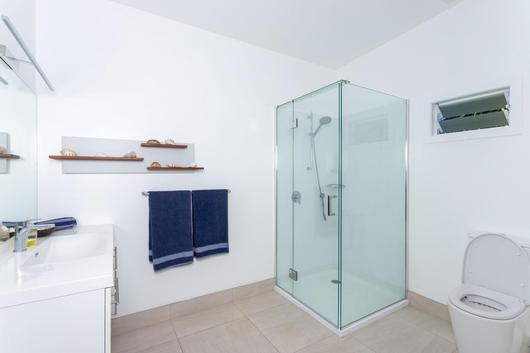 Bathroom 2, Panama Beachfront Apartments, Rarotonga, Rorotonga