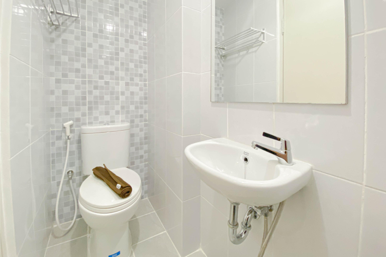 Bathroom 5, Warm and Simply Look Studio Tokyo Riverside PIK 2 Apartment By Travelio, Tangerang