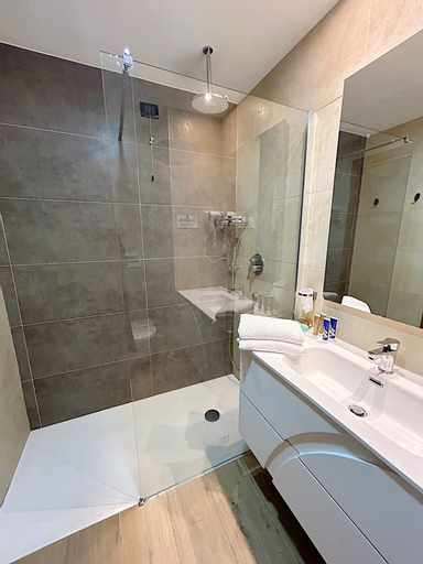 Bathroom 14