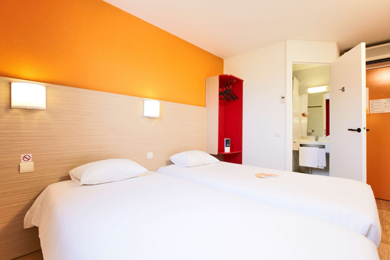 Bedroom 3, Premiere Classe Reims Sud Bezannes, Marne