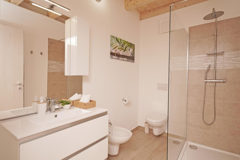 Bathroom 3, Apartments Villa Bougainville, Brescia