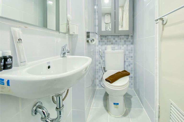 Bathroom 5, Cozy Designed Studio Tokyo Riverside PIK 2 Apartment By Travelio, Tangerang