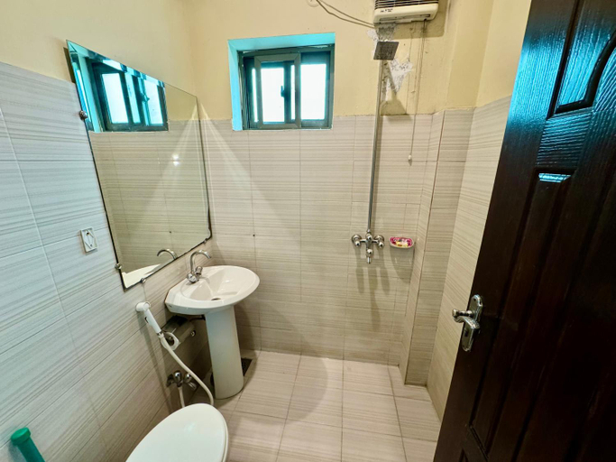 Bathroom 4, Shelton Hotel Lahore, Lahore