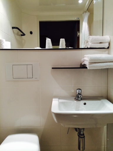 Bathroom 5, Fasthotel Dunkerque, Nord