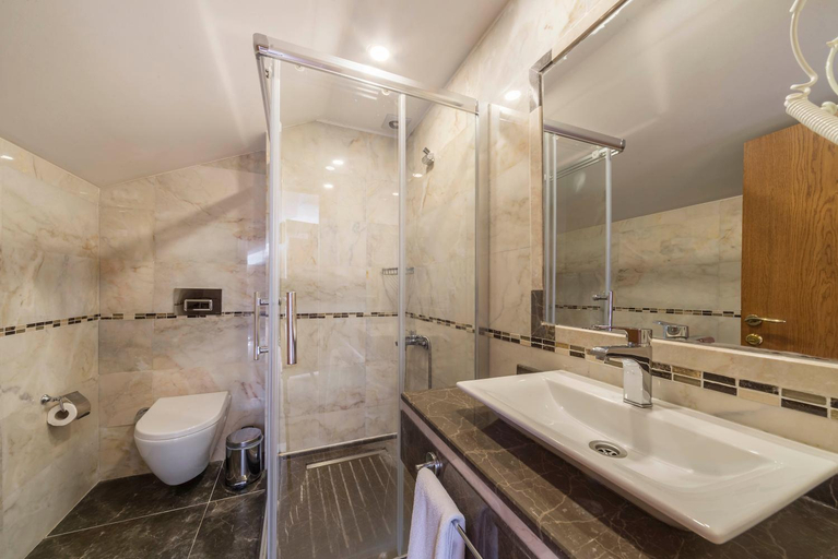 Bathroom 5, Lalinn Hotel, Fatih