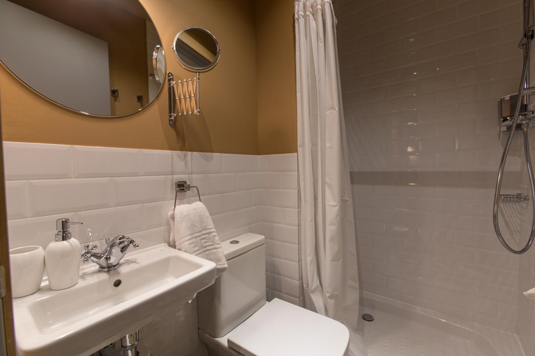 Bathroom 4, Izaila Plaza Catalunya, Barcelona