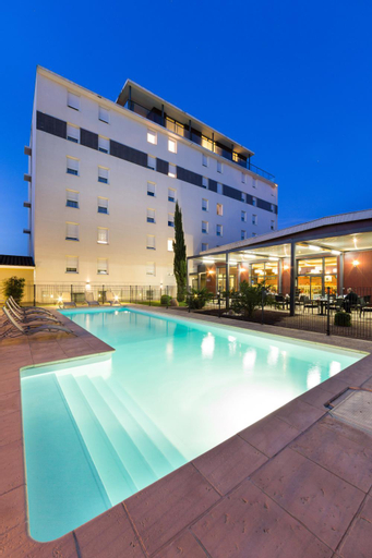 Exterior & Views 24