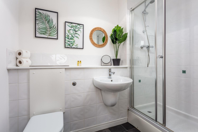 Bathroom 2, Walker Suite No52 - Donnini Apartments, East Ayrshire
