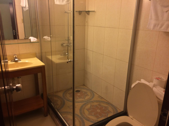 Bathroom 3, Caye Caulker Plaza Hotel