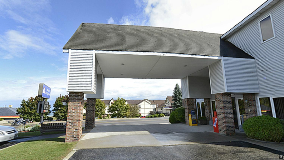 Exterior & Views 2, Americas Best Value Inn St. Ignace, Mackinac
