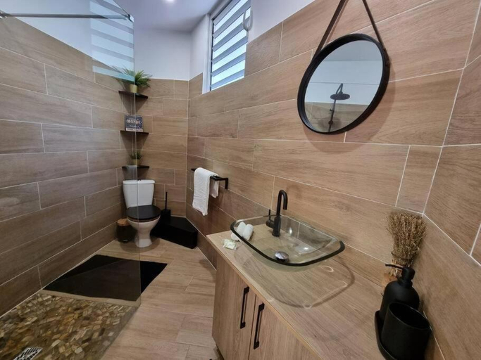 Bathroom 2, L'ilet Paradise, Pointe-Noire