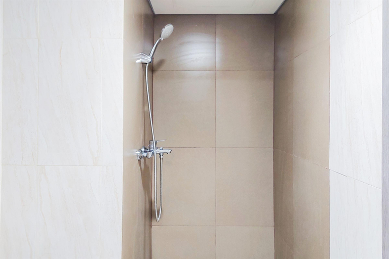 Bathroom 5, Comfort and Spacious 2BR at Tamansari Bintaro Mansion Apartment By Travelio, South Tangerang