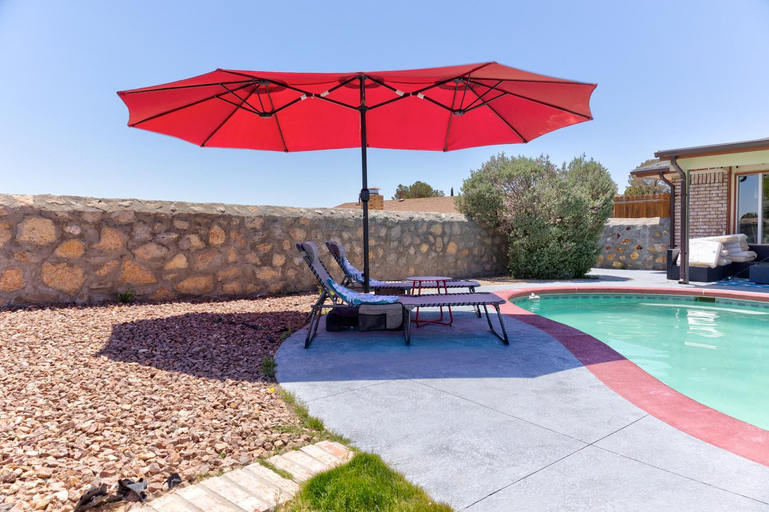 Sport & Beauty 2, Home with Mountain View/Pool/Tub, El Paso