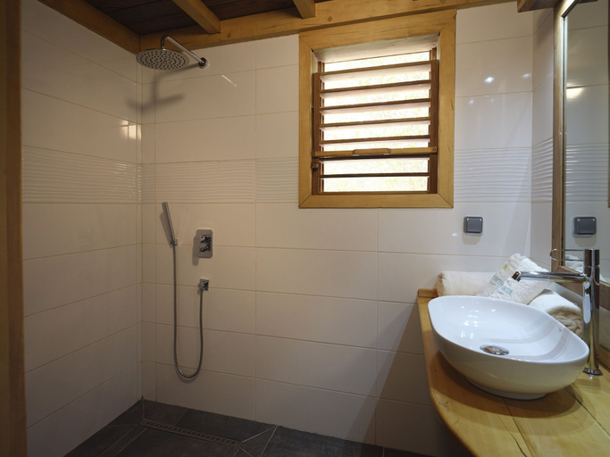Bathroom 4, Antsanitia Resort, Boeny