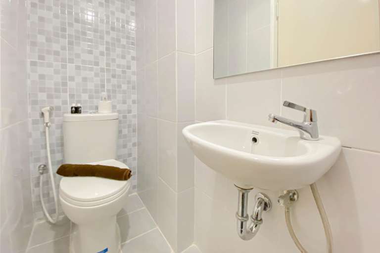 Bathroom 5, Pleasurable and Tidy Studio at Tokyo Riverside PIK 2 Apartment By Travelio, Tangerang