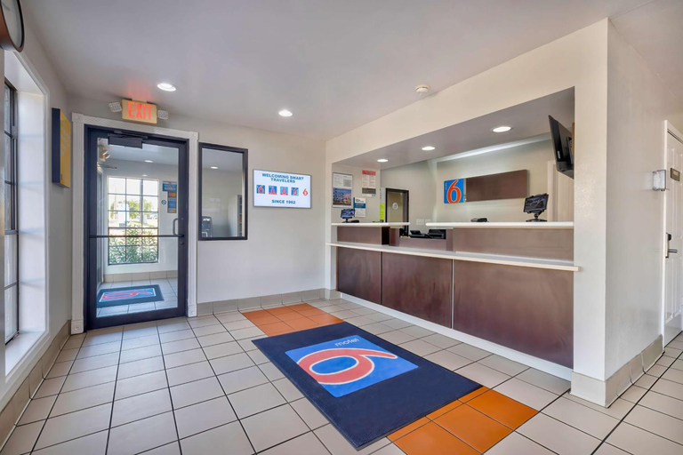 Public Area, Motel 6 Bryan, TX - College Station, Brazos