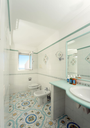 Bathroom 5, Hotel Syrene, Napoli