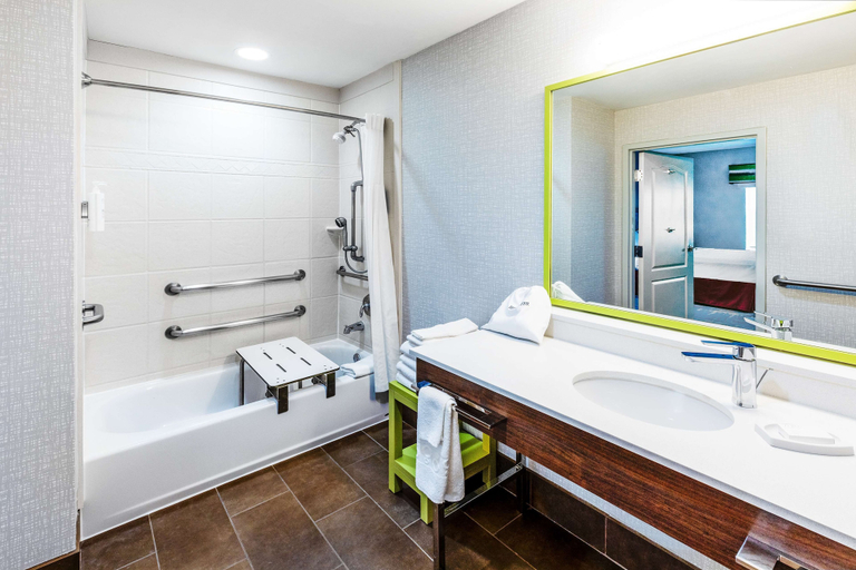 Bathroom 5, Hampton Inn & Suites Houston Heights I-10, Houston