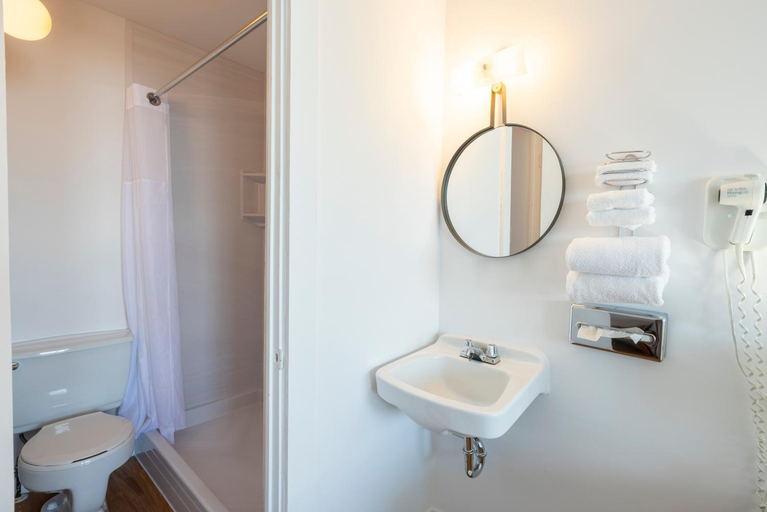 Bathroom 5, Le Gaspésiana, La Mitis