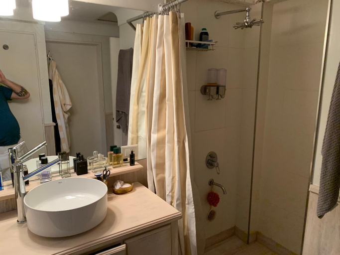 Bathroom 3, Deaf Twins Bed Martinez, San Isidro