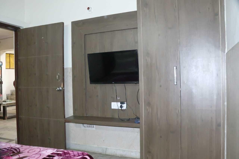 Bedroom 3, Hotel Ambika Palace by Shiwani Associate, Agra