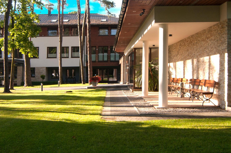 Exterior & Views