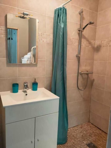 Bathroom 5, Château Pierre de Montignac, Gironde