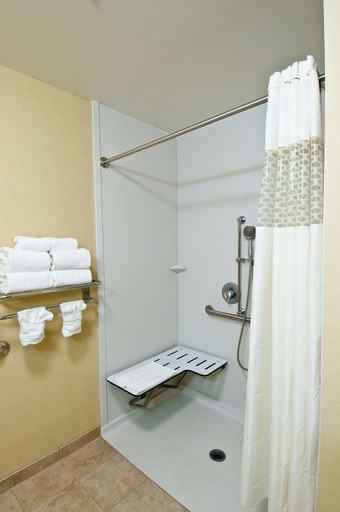 Bathroom 5, Hampton Inn & Suites Moreno Valley, Riverside