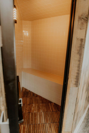Bathroom 4, Wallace Inn, Shoshone