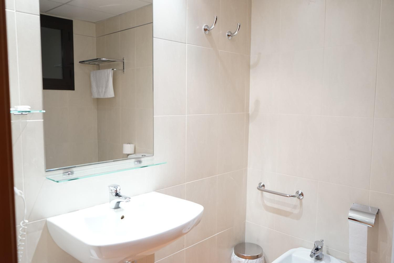 Bathroom 3, Hotel Santuari Balaguer, Lleida