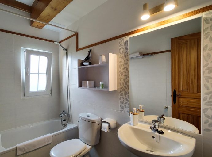 Bathroom 4, Apartamentos Corona, Cantabria