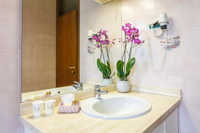 Bathroom 5, Hotel Country Club, Lucca
